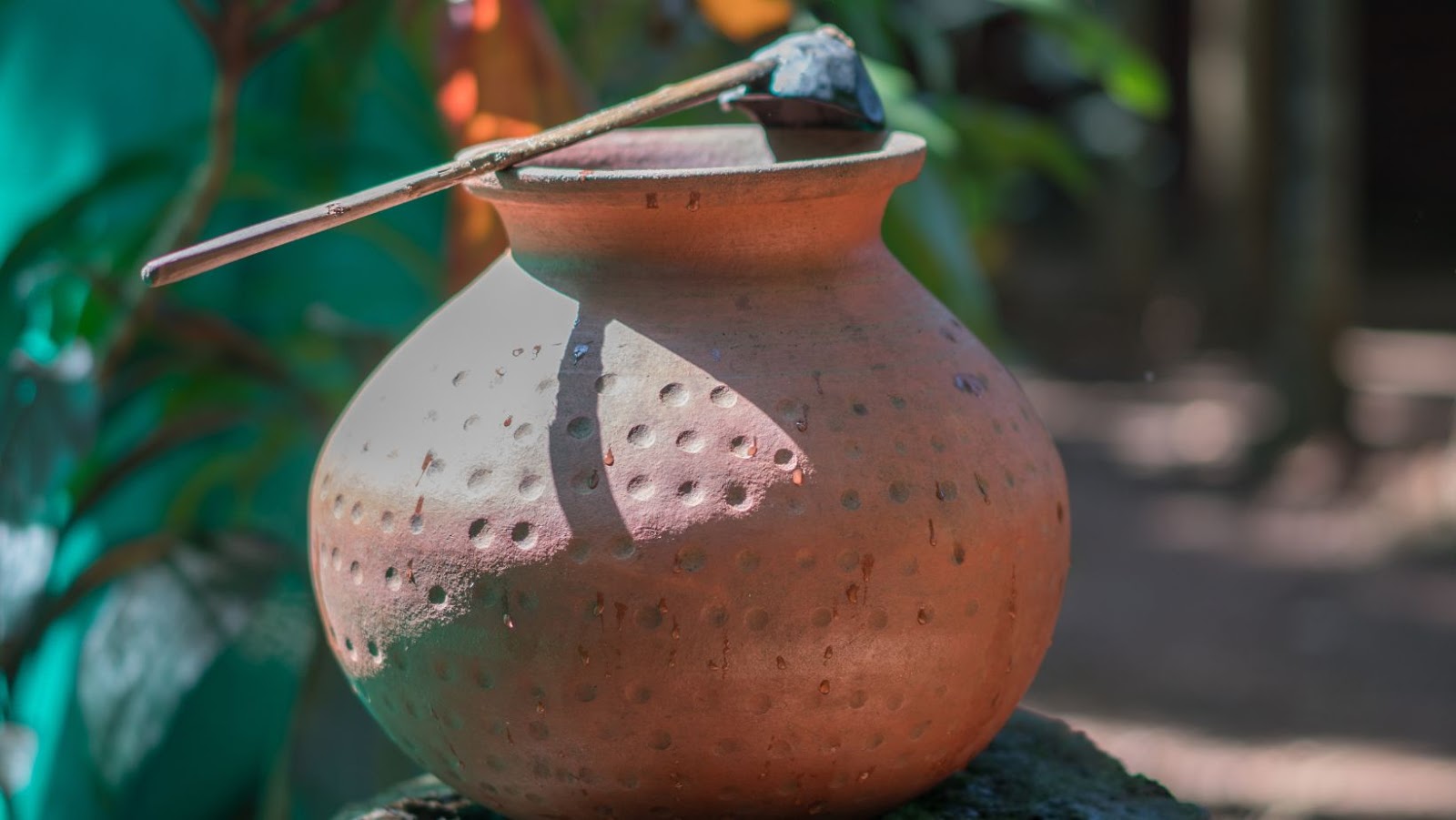 The Health Benefits Of Drinking Water From An Earthen Pot - FintechAsia