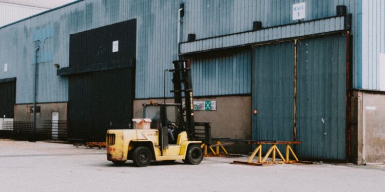 Why More Businesses Are Turning to Forklift Hire for Flexible Fleet Solutions