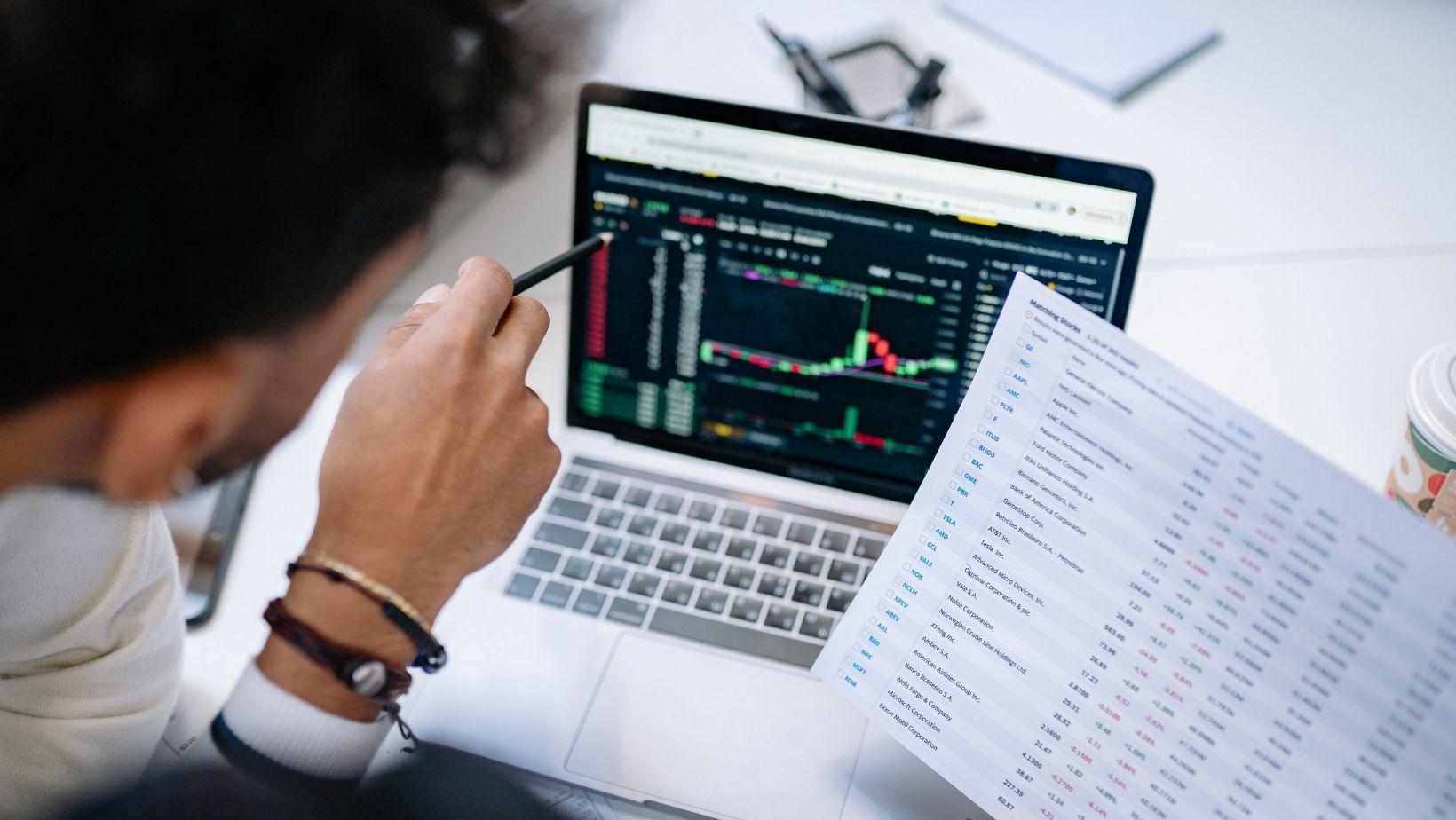 How Investment Advisors Help You Navigate Market Volatility